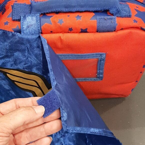 Wonder Woman Insulated Lunch Bag with Collectible Coffee Mug - Picture 7 of 16